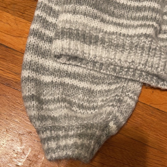 NWT Balloon Arm Cropped Grey UO sweater - Picture 3 of 3